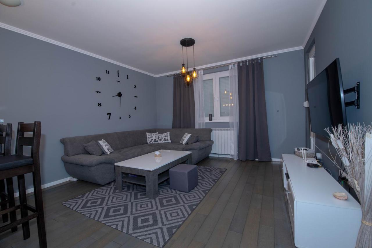 Athena Apartman Lukavica Bagian luar foto