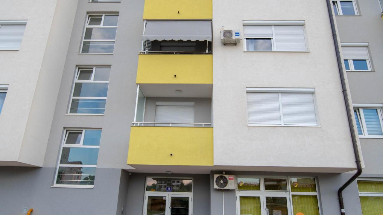 Athena Apartman Lukavica Bagian luar foto