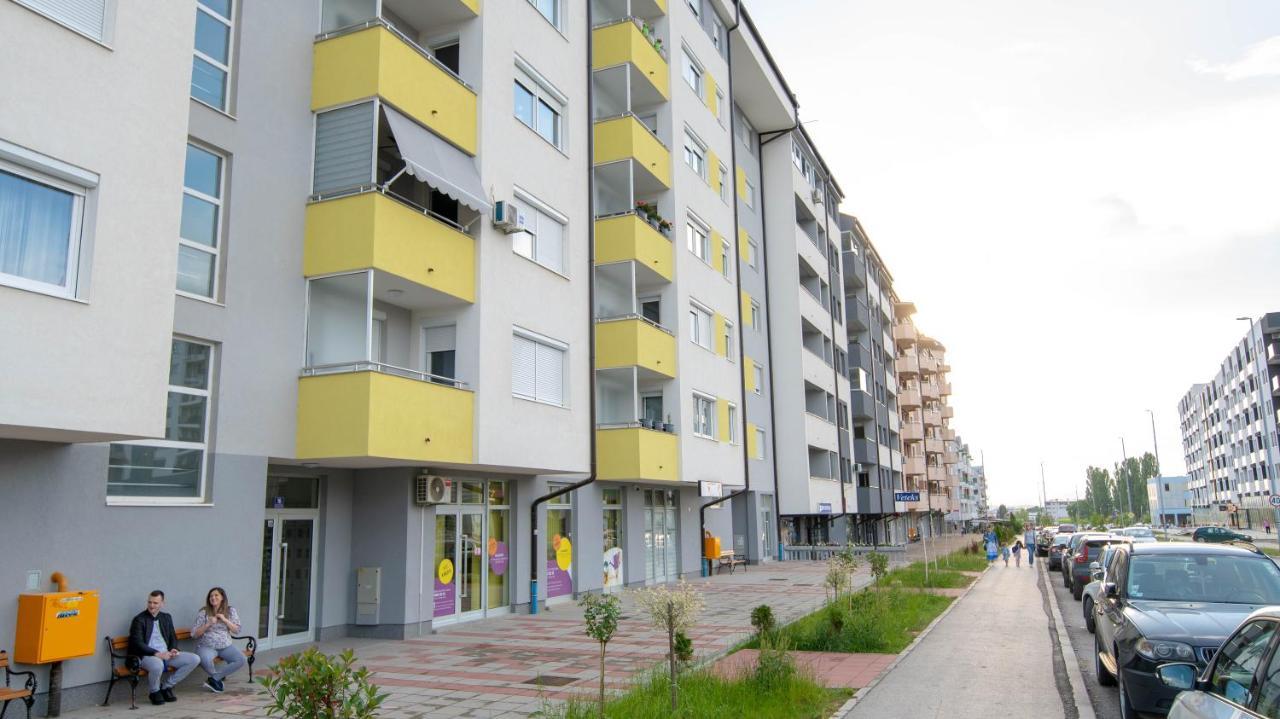 Athena Apartman Lukavica Bagian luar foto