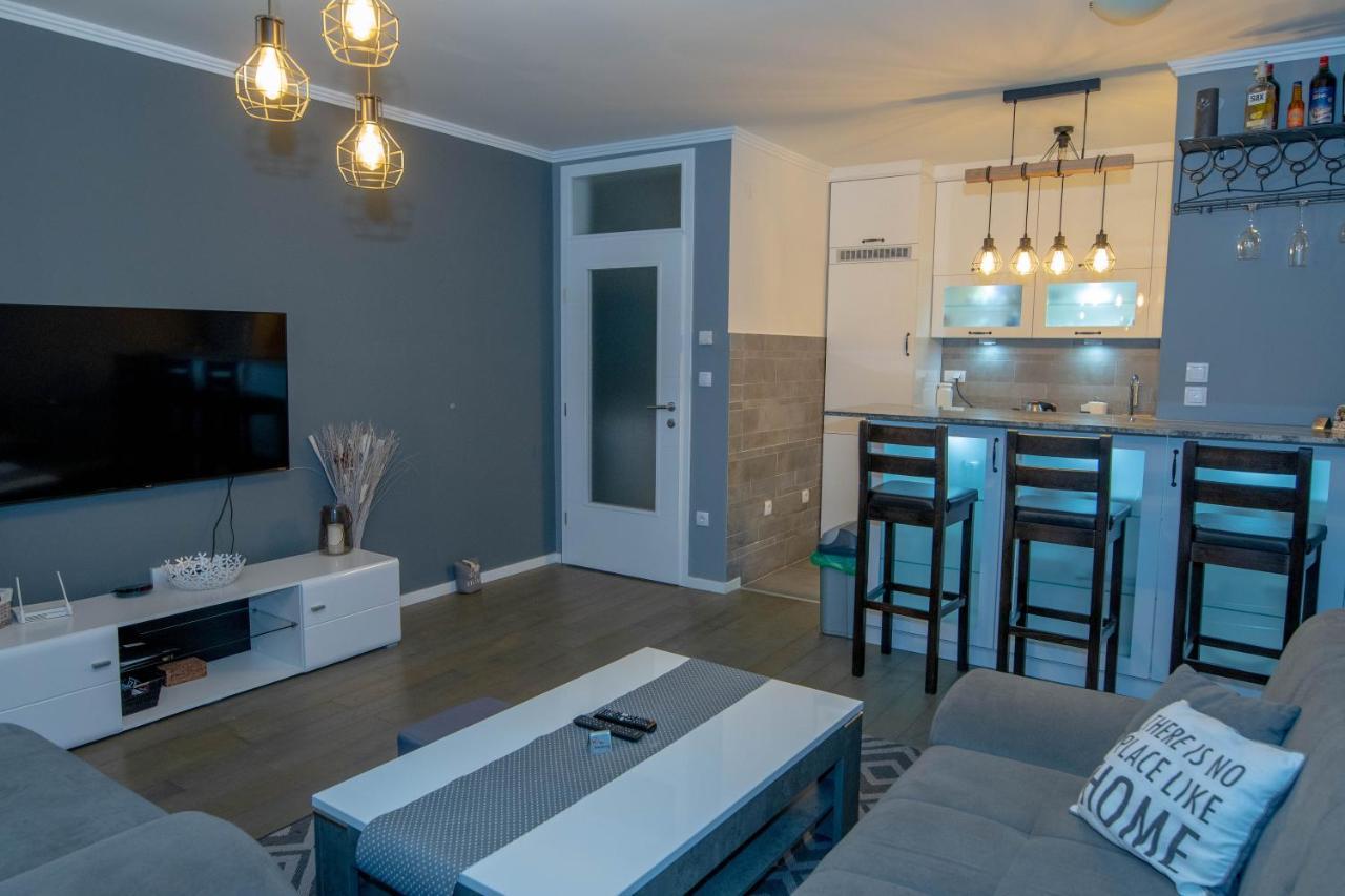 Athena Apartman Lukavica Bagian luar foto